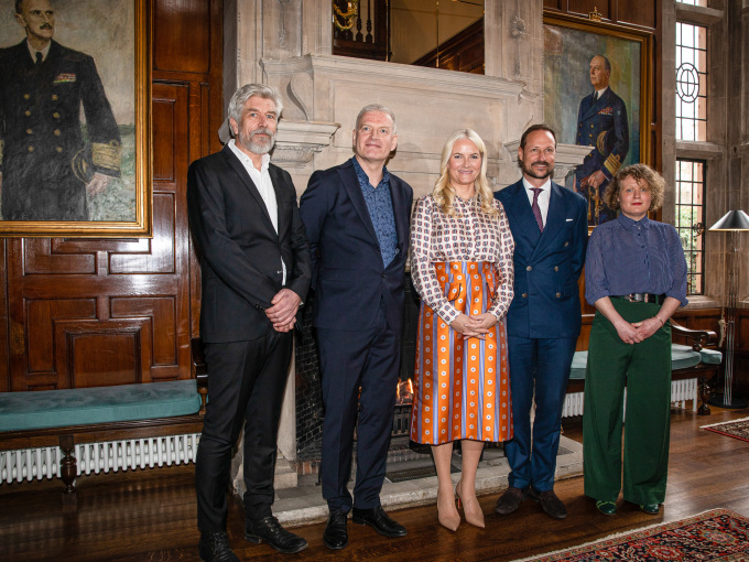 Kronprins Haakon og Kronprinsesse Mette-Marit møtte forfatterne Siri Helle, Lars Mytting og Karl Ove Knausgaard i ambassadørens residens i London. Foto: Nina Rangoy / NTB